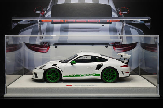 ¡Exquisito Porsche 911 991.2GT3RS en resina a escala 1:18! ¡Color blanco copo de nieve! ¡Con franjas de competición e interior negro y verde! ¡Limitado a 40 unidades en todo el mundo! 