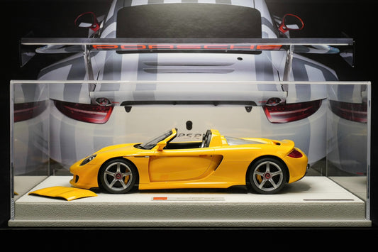 ¡Coche Porsche Carrera GT 2004 de resina a escala 1:18! ¡Color amarillo de competición! ¡Interior negro y amarillo! ¡Con tapa retráctil independiente! ¡Limitado a 60 unidades! 